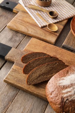 Tahta kesme tahtaları ve ekmek arka planda