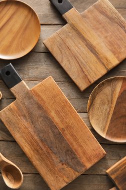 Ahşap zemin üzerinde farklı kesme tahtaları ve plakalar