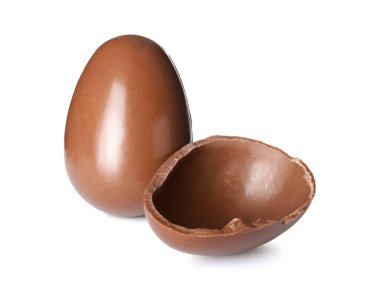 Beyaz arka planda izole edilmiş çikolata Paskalya yumurtası