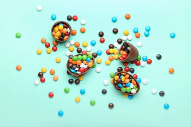 Turkuaz kaplamalı çikolatalı Paskalya yumurtası.