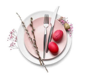Beyaz arka planda Paskalya kutlaması için şık masa ayarları
