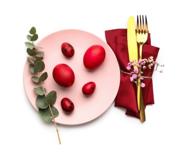 Beyaz arka planda Paskalya kutlaması için şık masa ayarları