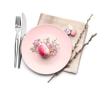 Beyaz arka planda Paskalya kutlaması için şık masa ayarları