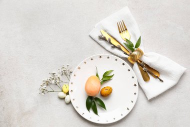 Paskalya kutlaması için ışık arka planında şık masa ayarları