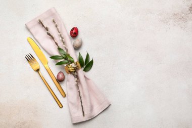 Paskalya kutlaması için hafif arka planda şık çatal bıçak takımı