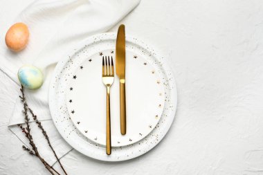 Paskalya kutlaması için ışık arka planında şık masa ayarları