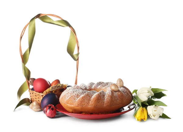 Placa Con Sabroso Pastel Pascua Flores Tulipán Cesta Con Huevos — Foto de Stock