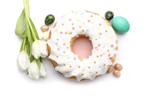 Teller Mit Leckerem Osterkuchen Tulpenblüten Und Eiern Auf Weißem Hintergrund — Stockfoto