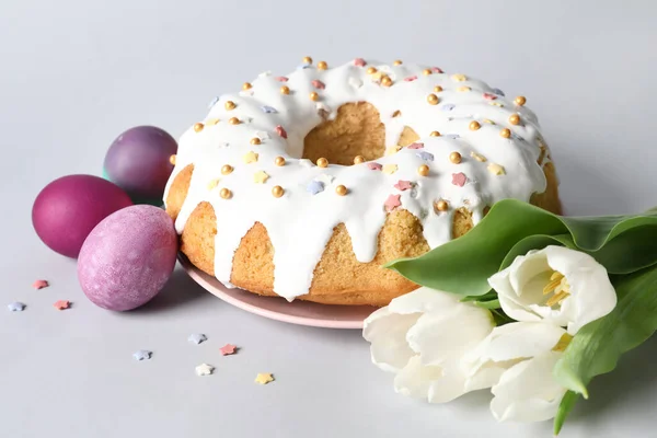 Plate Tasty Easter Cake Tulip Flowers Eggs Light Background — Stock Photo, Image