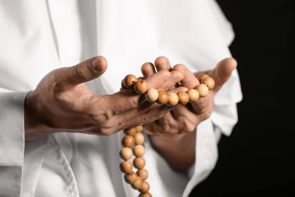 Hombre Musulmán Con Cuentas Oración Sobre Fondo Oscuro Primer Plano — Foto de Stock