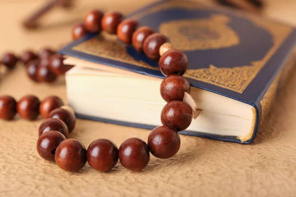 Koran Muzułmańskie Paciorki Modlitewne Tle Koloru Zbliżenie — Zdjęcie stockowe