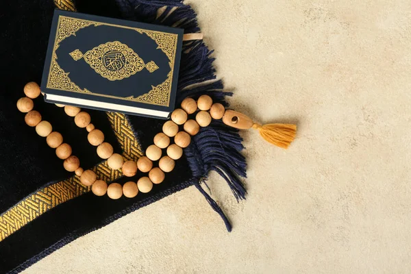 Corão Contas Oração Muçulmana Tapete Fundo Claro — Fotografia de Stock