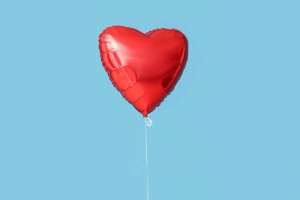 Schöne Herzförmige Ballon Für Valentinstag Feier Auf Blauem Hintergrund — Stockfoto
