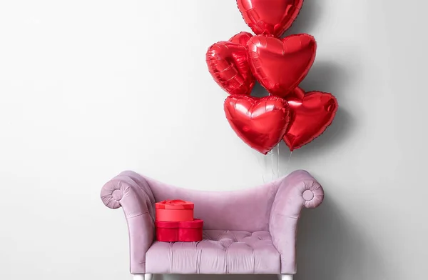 Vakre Hjerteformede Ballonger Til Valentinsdag Feiring Sofa Nær Lysvegg – stockfoto