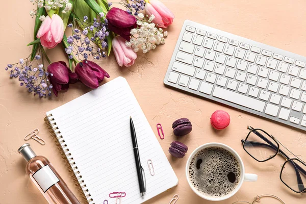Samenstelling Met Toetsenbord Kopje Koffie Vrouwelijke Accessoires Mooie Bloemen Kleur — Stockfoto