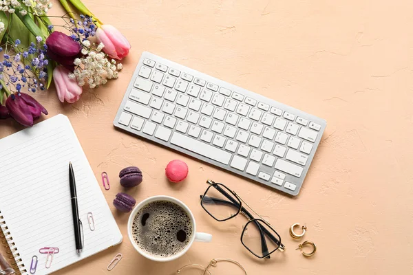 Samenstelling Met Toetsenbord Kopje Koffie Vrouwelijke Accessoires Mooie Bloemen Kleur — Stockfoto