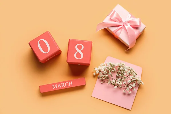 Kub Kalender Med Datum Mars Presentförpackning Och Zigenare Blommor För — Stockfoto