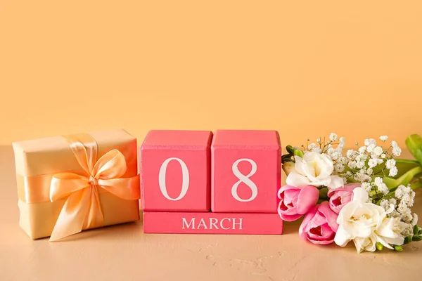日期为3月8日的立方体日历 礼品盒和花束 以彩色照片为背景庆祝国际妇女节 — 图库照片