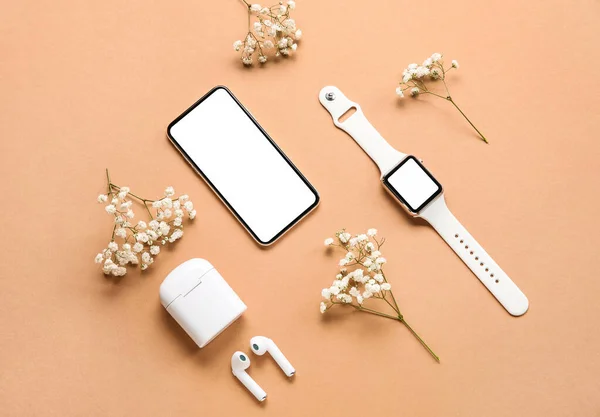 Mobile Phone Earphones Smartwatch Flowers Color Background — Stock Photo, Image