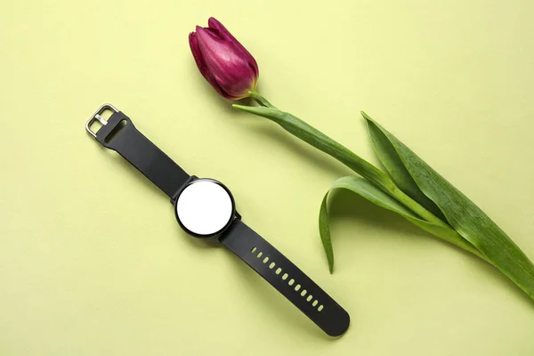 Moderne Smartwatch Bloem Groene Achtergrond — Stockfoto