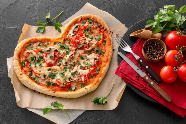 Leckere Herzförmige Pizza Auf Schwarzem Hintergrund Valentinstag Feier — Stockfoto