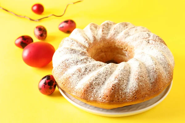 Placa Con Sabroso Pastel Pascua Huevos Sobre Fondo Amarillo —  Fotos de Stock