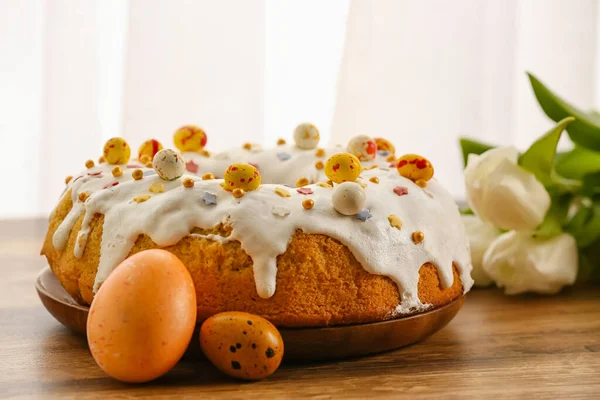 Bord Met Lekkere Paastaart Eieren Tafel — Stockfoto