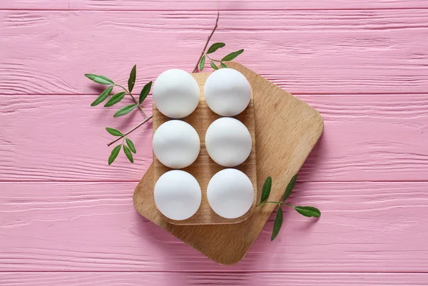 Κάτοχος Και Διατροφή Πασχαλινά Αυγά Ξύλινο Φόντο Χρώμα — Φωτογραφία Αρχείου