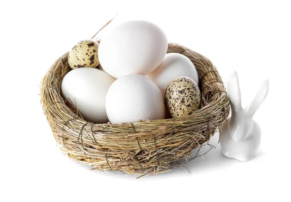 Ninho Com Diferentes Ovos Páscoa Coelho Fundo Branco — Fotografia de Stock