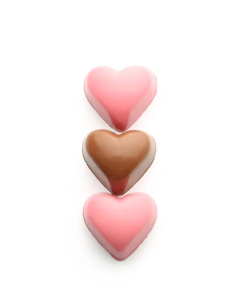 Νόστιμες Καραμέλες Σοκολάτας Σχήμα Καρδιάς Που Απομονώνονται Λευκό Φόντο — Φωτογραφία Αρχείου