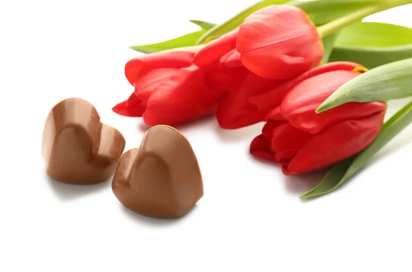 Doces Chocolate Saborosos Forma Corações Flores Tulipa Fundo Branco — Fotografia de Stock