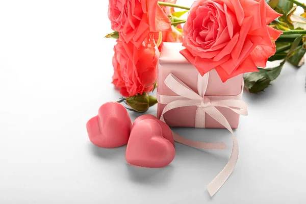 Smaczne Czekoladowe Cukierki Pudełko Kwiaty Róż Białym Tle Zbliżenie — Zdjęcie stockowe