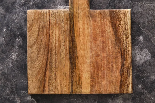 Siyah arkaplanda tahta kesme tahtası