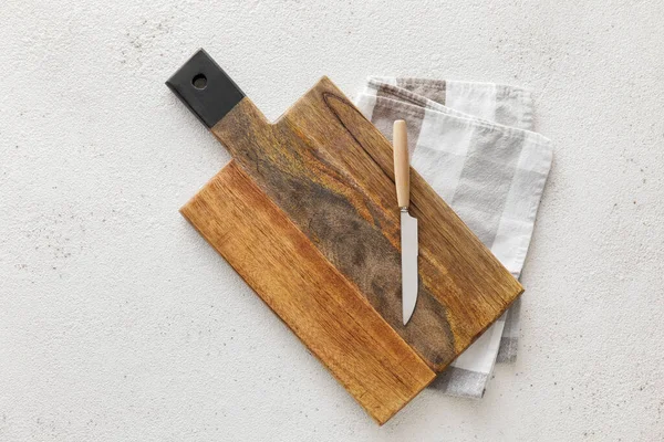 木製のまな板 ナイフ ナプキン — ストック写真
