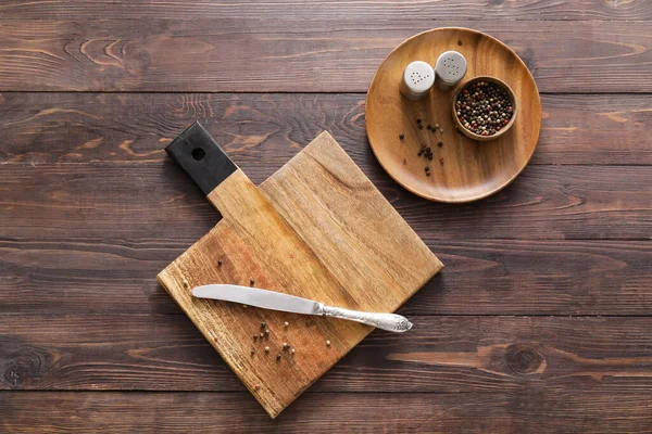 Cutting Board Plate Spices Wooden Background — Stock Photo, Image