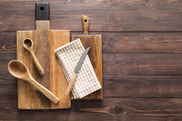 Tableros Cortar Cucharas Cuchillo Sobre Fondo Madera — Foto de Stock