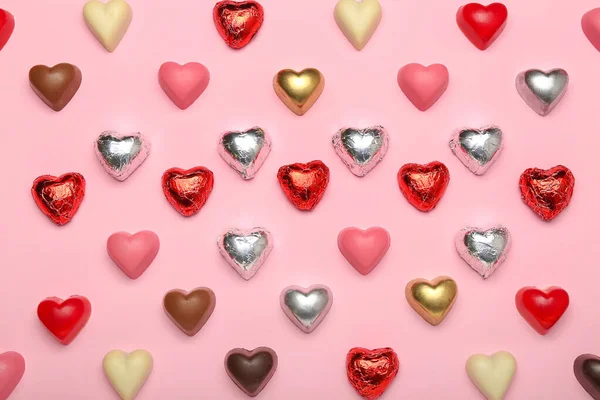 Smaker Hjerteformet Godteri Til Valentinsdagsfeiring Rosa Bakgrunn – stockfoto