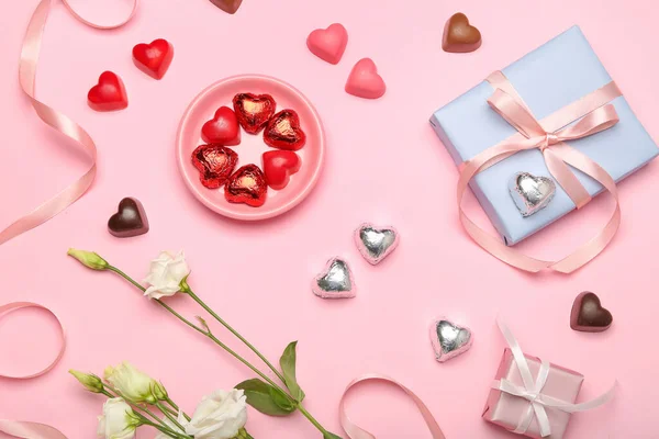 Composition Tasty Heart Shaped Candies Flowers Valentine Day Celebration Pink — Stock Photo, Image