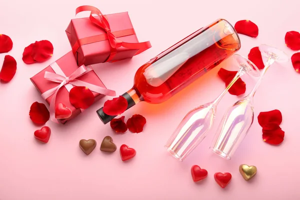 Composición Con Sabrosos Caramelos Forma Corazón Copas Botella Vino Para — Foto de Stock