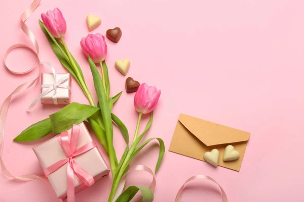 Composición Con Sabrosos Caramelos Forma Corazón Sobre Flores Para Celebración — Foto de Stock