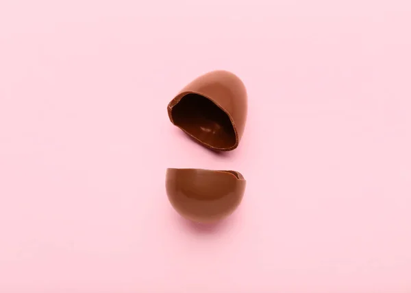 Broken Chocolate Easter Egg Pink Background — Stock Photo, Image