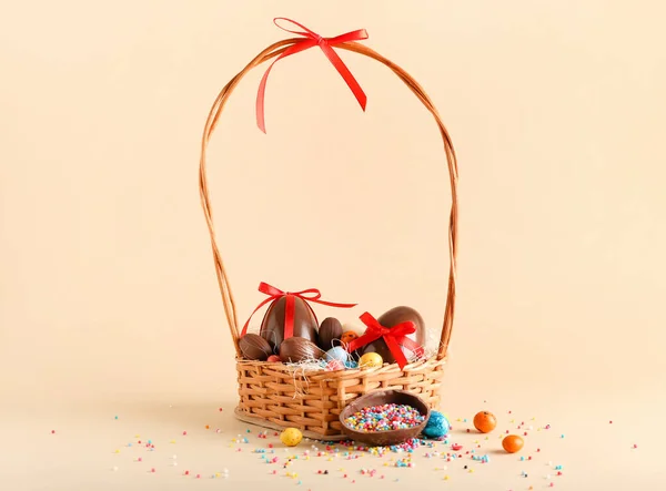Kosár Csokoládéval Húsvéti Tojás Cukorka Öntözés Bézs Alapon — Stock Fotó