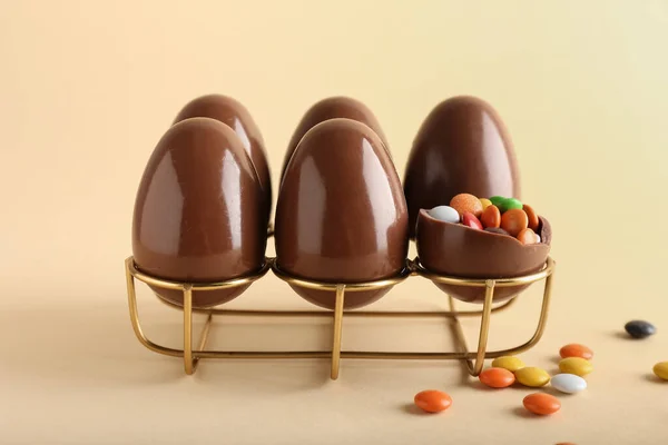 Houder Met Chocolade Paaseieren Snoepjes Beige Achtergrond — Stockfoto