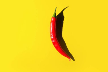 Sarı arka planda acı kırmızı biber