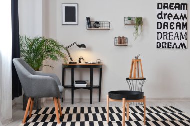 Modern işyerine sahip minimalist bir odanın şık iç tasarımı