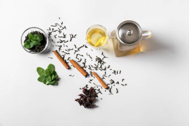 Çaydanlık ve bardaktan oluşan hafif arkaplanda lezzetli bir çay.