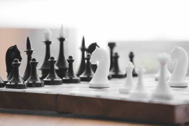 Oyun tahtası olan satranç taşları, yakın plan.