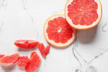 Hafif arkaplanda lezzetli greyfurt parçaları