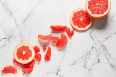 Hafif arkaplanda lezzetli greyfurt parçaları