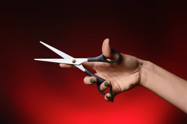 Arka planda makaslı kadın eli